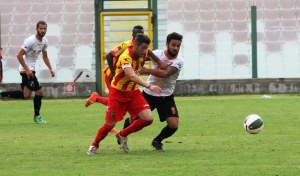 Bucolo contende un possesso ad un avversario in mezzo al campo (foto Paolo Furrer)