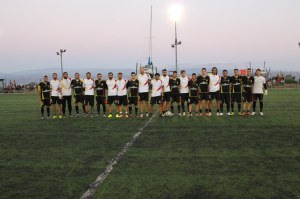 Le formazioni di Messina e Città di Messina in posa in mezzo al campo