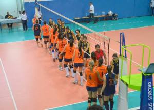 Il saluto tra le due squadre a fine gara