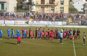 Milazzo e Siracusa schierate in mezzo al campo prima del calcio d'inizio