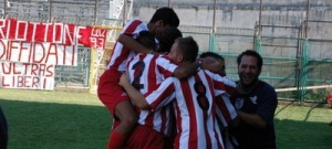 L'esultanza dei calciatori del Vittoria, in vetta con una gara ancora da recuperare