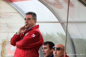La concentrazione del massimo dirigente igeano in panchina