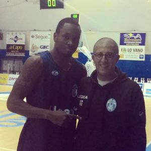 Il nuovo playmaker Sek Henry insieme al coach Giulio Griccioli