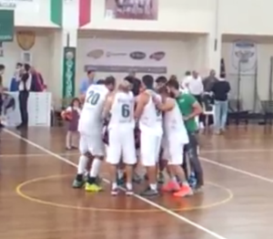 L'Aretusa festeggia al centro del campo la vittoria sul Cosenza