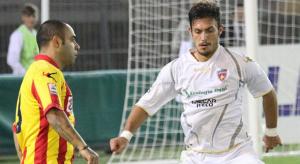 Blondett in marcatura su Miccoli a Lecce
