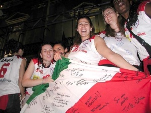 Cristina Correnti celebra lo scudetto vinto a Taranto