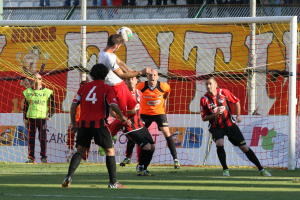 Una delle sfortunate sortite offensive del Messina (foto Gabriele Maricchiolo)
