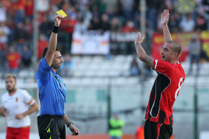 L'arbitro estrae un giallo