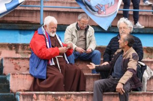 Padre Fedele, storico tifoso rossoblu, gioca a carte prima del calcio d'inizio