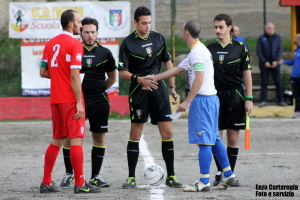 Il saluto tra i capitani prima del calcio d'inizio