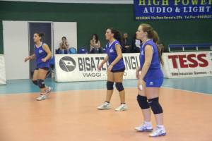 Le atlete del Mondo Giovane impegnate in fase di ricezione