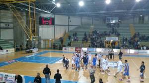 Le due squadre a centrocampo al termine del match