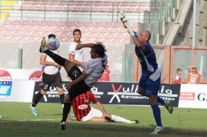Il difensore in acrobazia con la maglia giallorossa 
