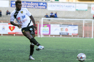 Kouadio appoggia di piatto