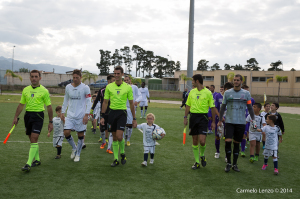 L'ingresso in campo delle due formazioni (foto Carmelo Lenzo)