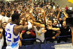 Henry celebra con i tifosi la grande impresa dell'Upea