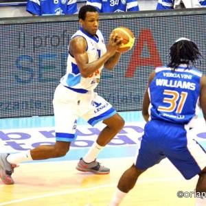 Dominique Archie sfida in palleggio il canturino Erik Williams