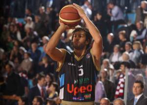 L'ex di turno Gianluca Bsile in azione