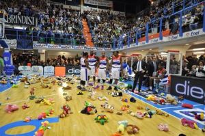 Teddy Bear Toss al PalaPentassuglia