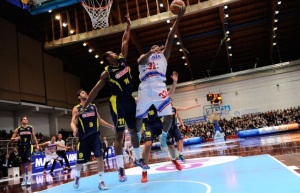 Un'acrobazia di Brownlee (foto Checchi)