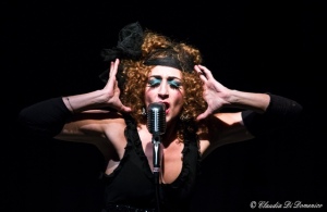 Adele Tirante durante la sua performance