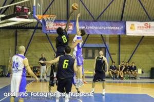 Cocuzza-Crotone 66-68, si combatte sotto le plance 