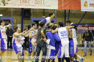 Il Cocuzza festeggia la vittoria nel derby