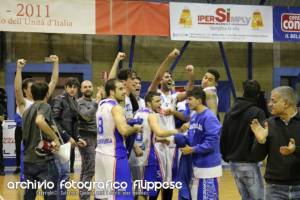 La Festa dei giocatori del Cocuzza per la vittoria nel derby