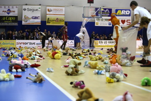 Il lancio di peluche a scopo benefico