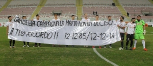 Lo striscione dedicato alla memoria di Graziella Campagna