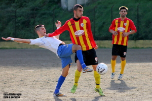 Cariolo e Siracusa lottano su un pallone