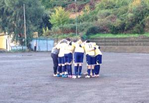 La carica dei giocatori del Contesse prima del match