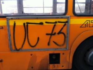 Il mezzo è stato imbrattato con dello spray nero dai tifosi giunti da Catanzaro