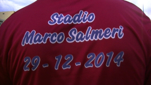 La t-shirt dedicata allo sfortunato centrocampista di Milazzo e Due Torri