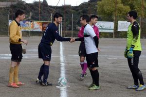 Stretta di mano tra capitani (foto Isolino)