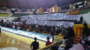 Lo striscione esposto dal settore tifo di Barcellona