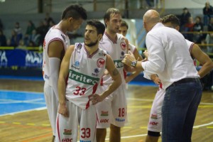Giuseppe Condello parla alla sua squadra (Costa)