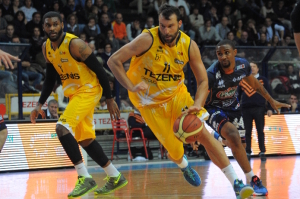 Il capitano di Verona Giorgio Boscagin in azione