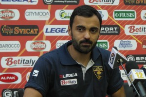 Erminio Rullo in conferenza stampa a Lecce. Ora torna in Puglia da avversario...