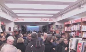Alla libreria "Feltrinelli" tutti a caccia di un autografo