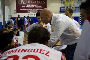 Coach Condello nel corso di un time out