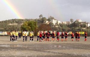Contesse - Messinaudace 3-1, le due squadre a centrocampo prima del fischio d'inizio