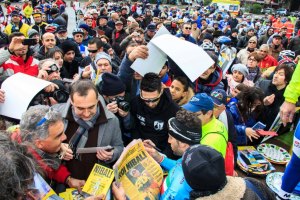 Nibali firma autografi (foto Vincenzo Nicita)