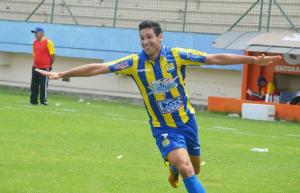Francisco Garcia celebra una rete realizzata con il Delfin SC
