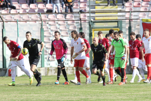 L'ingresso in campo delle due squadre (foto Gabriele Maricchiolo)