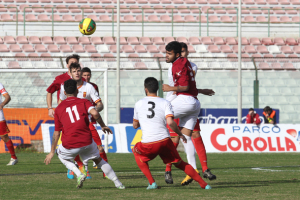 Un possesso conteso in mezzo al campo (foto Gabriele Maricchiolo)