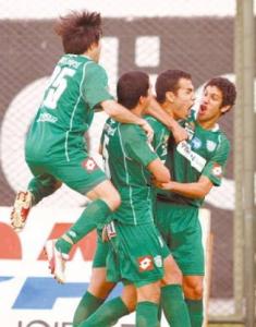 Garcia celebra con i compagni una sua marcatura