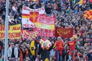 Una Curva pulsante di emozioni e giallorosso (foto Paolo Furrer)
