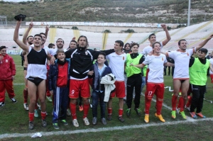 La festa dopo il successo nel derby
