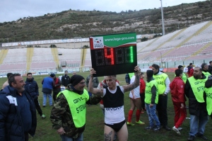 Ciciretti celebra con la lavagnetta il 4-1 del derby (foto Paolo Furrer)